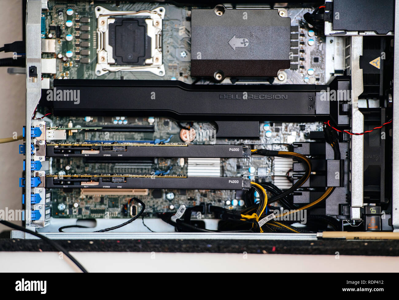 LONDON, Regno Unito - 22 AGO 2017: potente workstation Dell Precision T7910 workstation con una CPU Intel Xeon e doppia scheda grafica Nvidia Quadro P4000 GPU con lato aperto la porta e tutti gli accessori della scheda madre Foto Stock