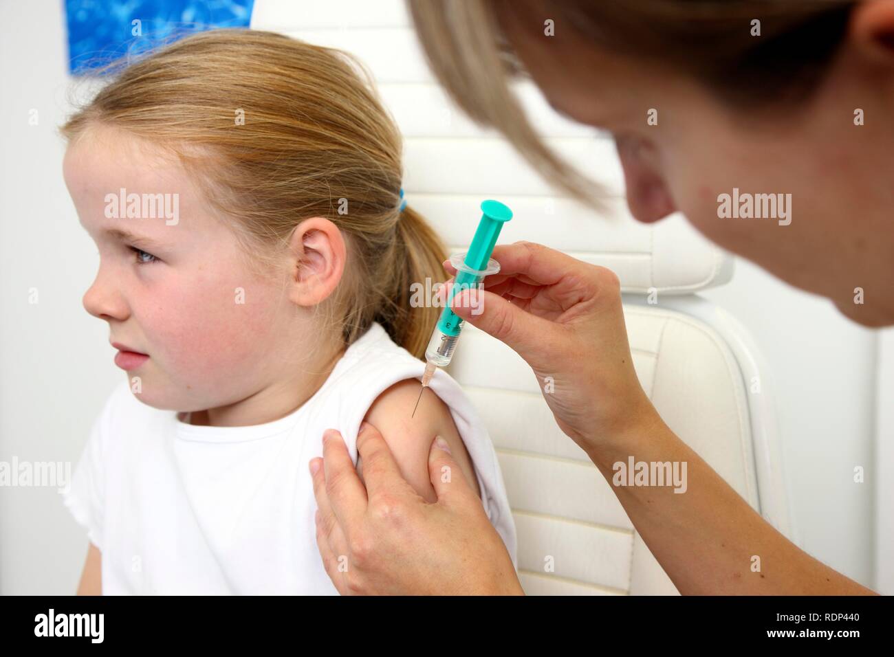 La pratica medica, ragazza, 10 anni, iniezione con una siringa, la vaccinazione Foto Stock