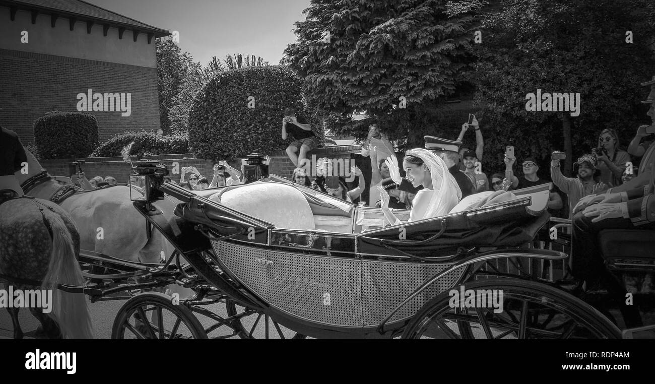 WINDSOR, Inghilterra - 19 Maggio 2018: il principe Harry, duca di Sussex e Meghan, duchessa di Sussex lasciare il castello di Windsor in Ascot Landau carrello durante una processione dopo esserci sposati presso la Cappella di St Georges Foto Stock