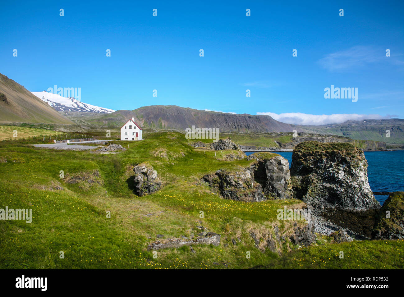 Casa isolata, Arnarstapi, Penisola di Snaefelsnes, Islanda, Europa estiva, remoto paesaggio isolato casa Foto Stock