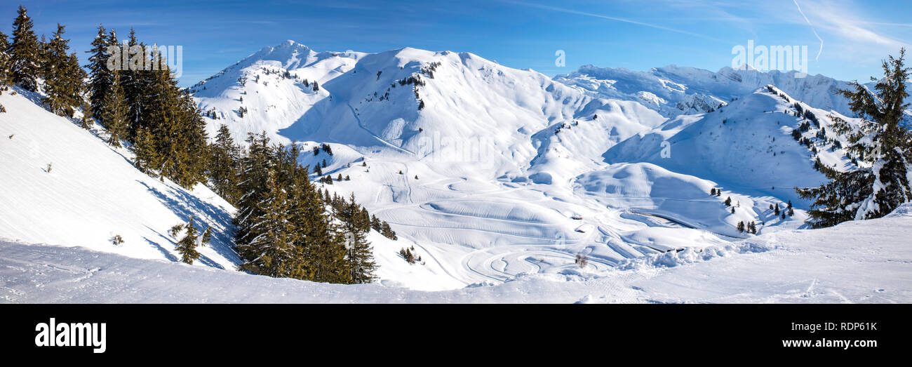 Vista panoramica di Portes du Soleil, Alpes. Paesaggio invernale in giornata soleggiata con nuvole basse. Foto Stock