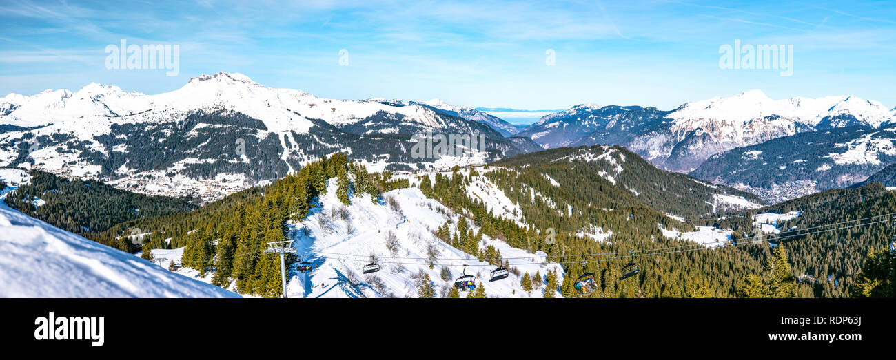 Vista panoramica della splendida winter wonderland paesaggio di montagna in Portes du Soleil, Alpi. Foto Stock
