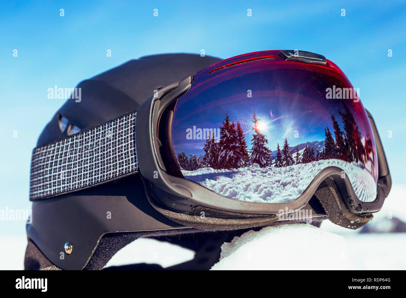 Inverno Alpes paesaggio riflessione sul casco snowboarder. Portes du Soleil Foto Stock