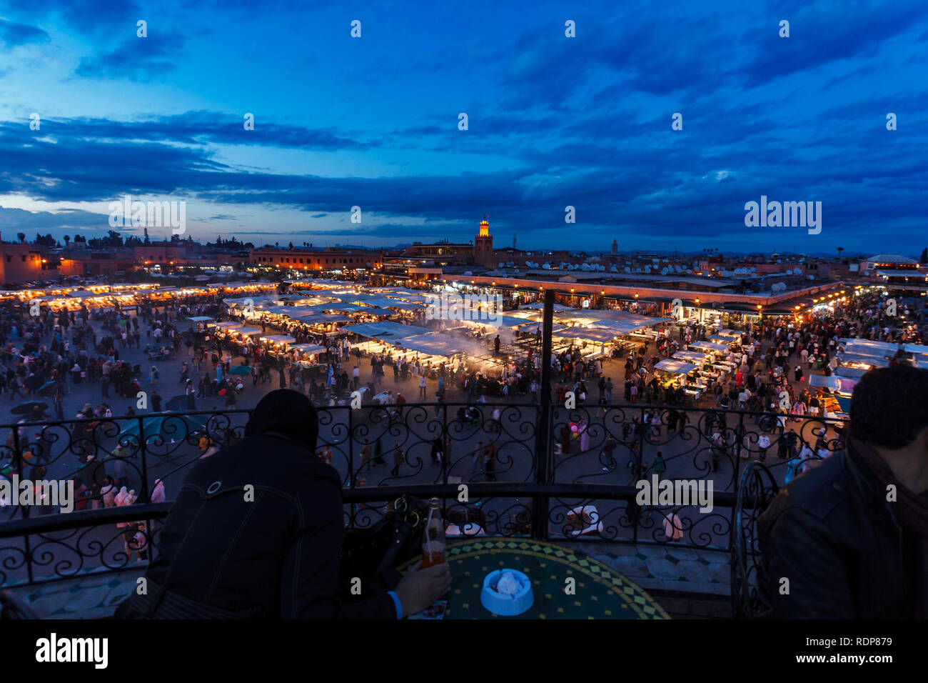 Un luminoso blu si accende al crepuscolo mercato di Marrakesh è vista dal di sopra Foto Stock