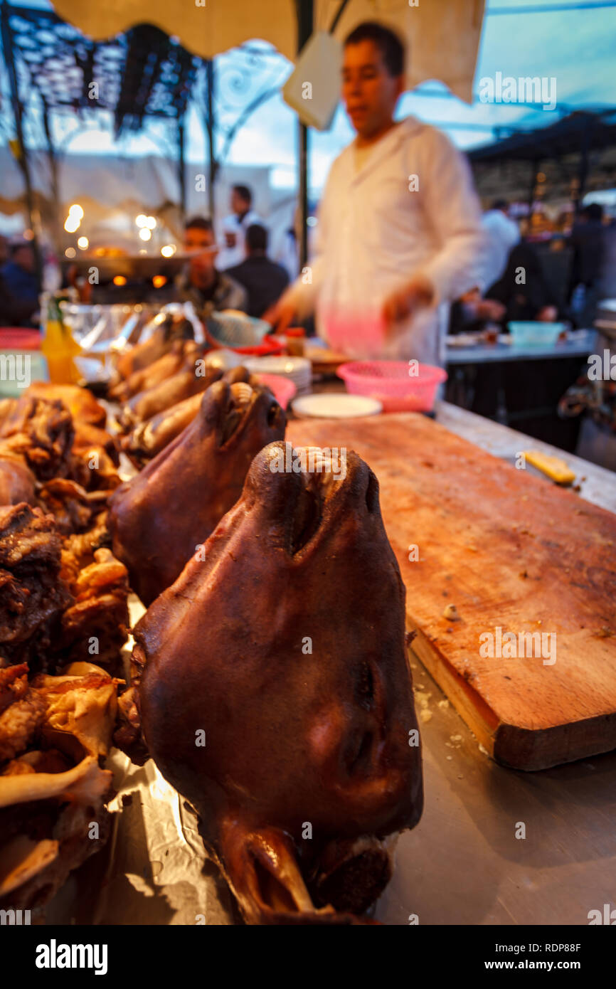 Primo piano di teste di animali ancora attaccato a un mercato di carne in stallo a Marrakech Foto Stock