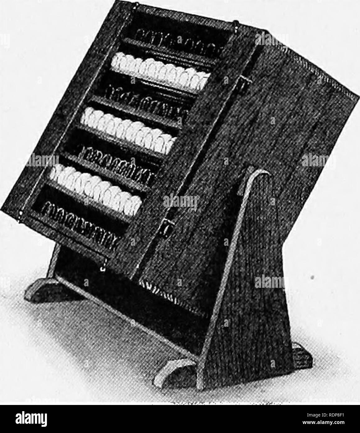 . Pratiche di produzione di pollame . Il pollame. 70 Pratico la produzione di pollame uova dall'uovo razze come il Livorno e Ancona, nel medesimo incubatore o sotto la stessa gallina con marrone- uova sgusciate di razze più pesanti, come le Pietre di Plymouth o Wyandottes. Il bianco-uova sgusciate dalle razze più piccoli spesso berlina un po' prima rispetto al marrone-uova sgusciate di razze più grandi. Le uova provenienti da diverse varietà della stessa classe di galli e galline possono tuttavia essere incubati insieme. Il suono delle conchiglie. Solo uova di gusci di suono deve essere impostata. Questa precauzione è evidente se essi devono essere impostati sotto una gallina, un Foto Stock
