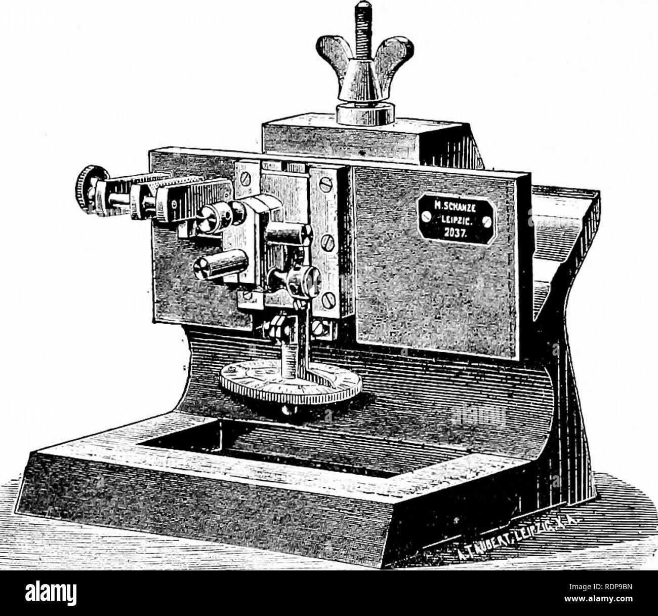 . Microscopia moderna; un manuale per i principianti e gli studenti, combinando. Microscopia. 230 Microscopia moderna tomy devono essere adoperati per tali attrezzi sono non per un momento di essere confrontato con la più complessa e solida microtomi che abbiamo ora a considerare. Schanze economico microtomo. - Il più conveniente della high-grade microtomi che possiamo consigliare è da Herr Schanze di Leipzig, illustrata in Fig. 57. Questo strumento è essenziale di un microtomo vero e a fare un buon lavoro. Parte a forma di V della tramvia in cui il coltello-carrier scorre su tre binari sollevata è di 7 pollici di lunghezza (o più grandi. Fig. 57. Foto Stock . Microscopia moderna; un manuale per i principianti e gli studenti, combinando. Microscopia. 230 Microscopia moderna tomy devono essere adoperati per tali attrezzi sono non per un momento di essere confrontato con la più complessa e solida microtomi che abbiamo ora a considerare. Schanze economico microtomo. - Il più conveniente della high-grade microtomi che possiamo consigliare è da Herr Schanze di Leipzig, illustrata in Fig. 57. Questo strumento è essenziale di un microtomo vero e a fare un buon lavoro. Parte a forma di V della tramvia in cui il coltello-carrier scorre su tre binari sollevata è di 7 pollici di lunghezza (o più grandi. Fig. 57. Foto Stock