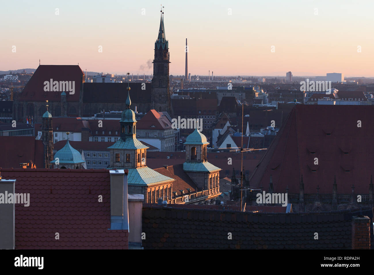 Panorama di Norimberga con Sebalduskirche al sole della sera, Germania Foto Stock