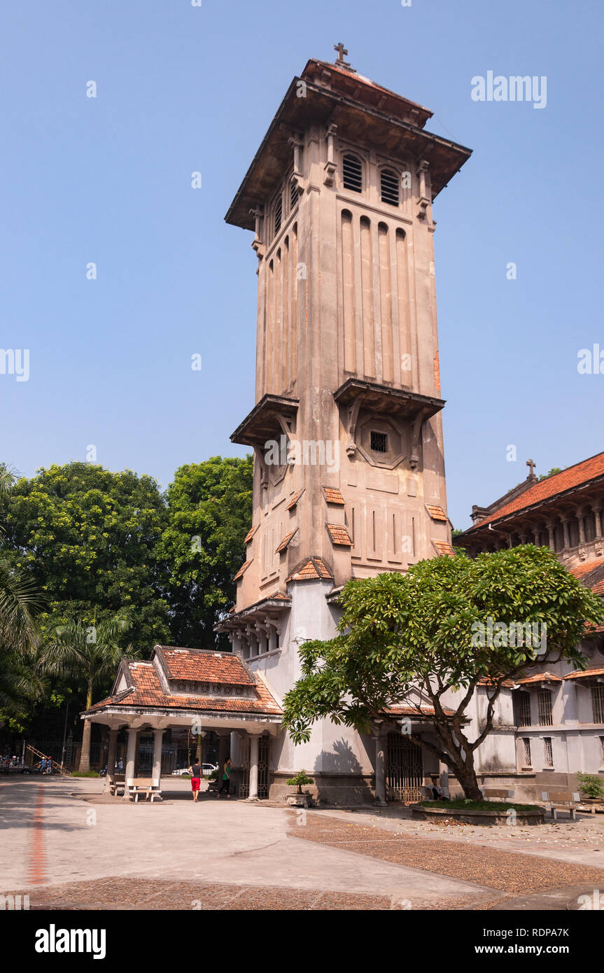 Facciata sud del Cua Bac chiesa (vietnamita: Nhà thờ Cửa Bắc) con l'alto campanile, Hanoi, Vietnam Foto Stock