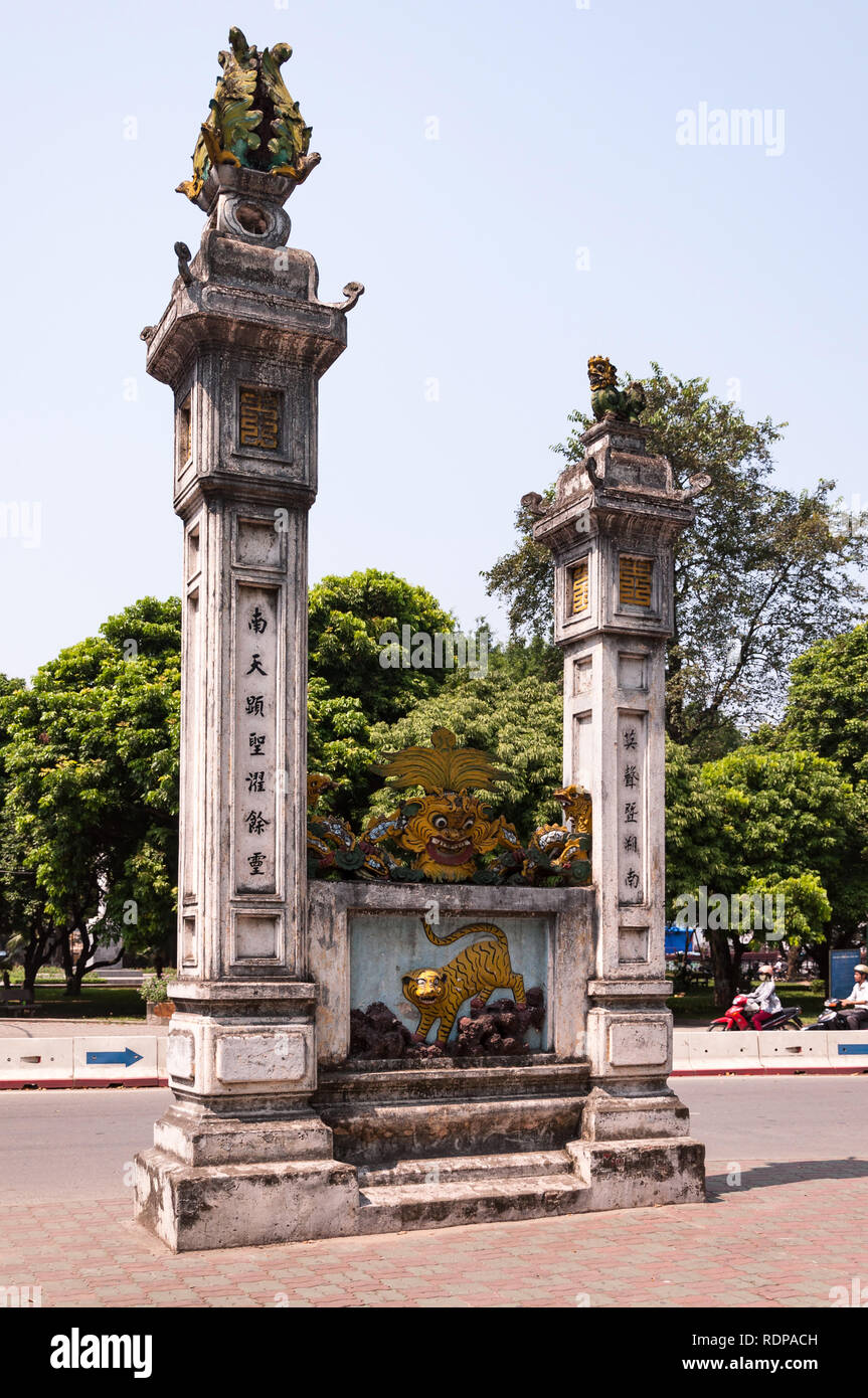 Grandi colonne in pietra segnando l ingresso del Quán Thánh Tempio Taoista, Hanoi, Vietnam Foto Stock