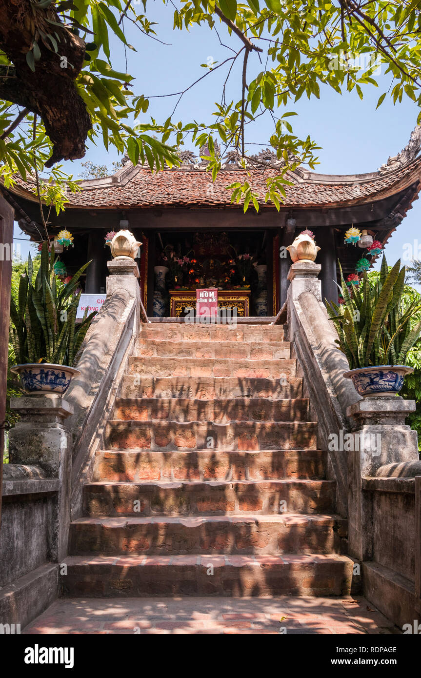 La scalinata in pietra che conduce al santuario di Pagoda su un Pilastro in una giornata di sole, Hanoi, Vietnam Foto Stock