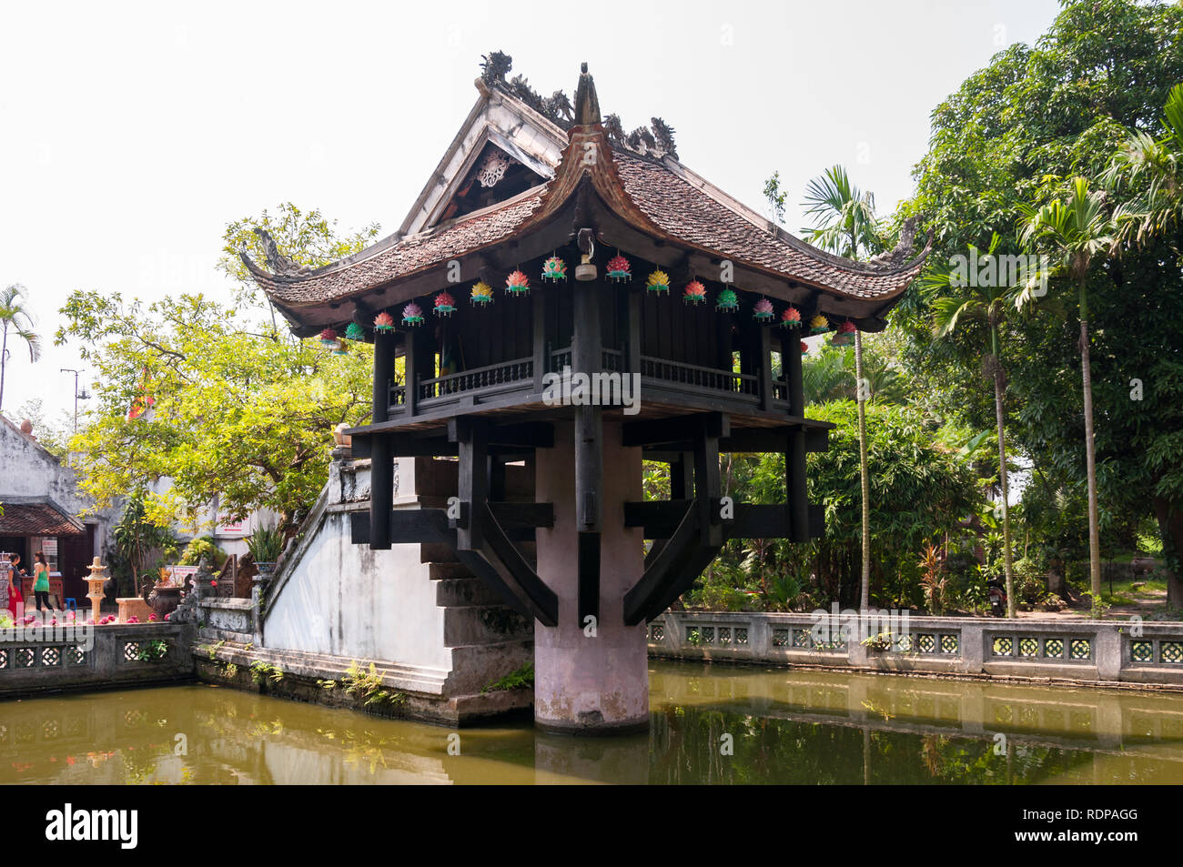 Pagoda su un Pilastro esterno e grande stagno in una giornata di sole, Hanoi, Vietnam Foto Stock