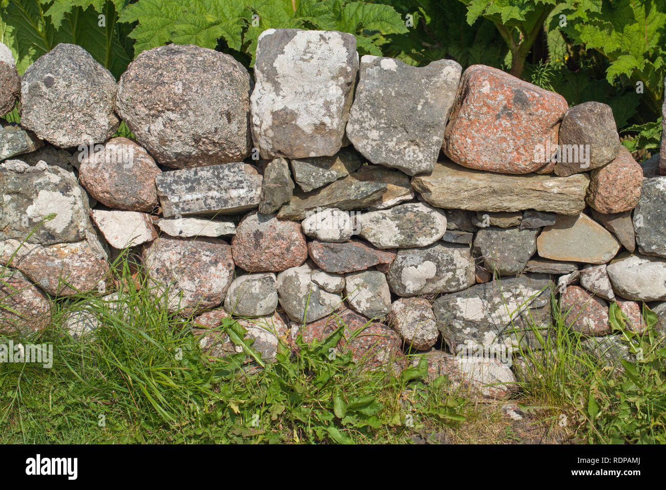 Parete ​Stone. Costruito da localmente le pietre e massi. Isola di Iona, Ebridi Interne, costa ovest della Scozia. Foto Stock