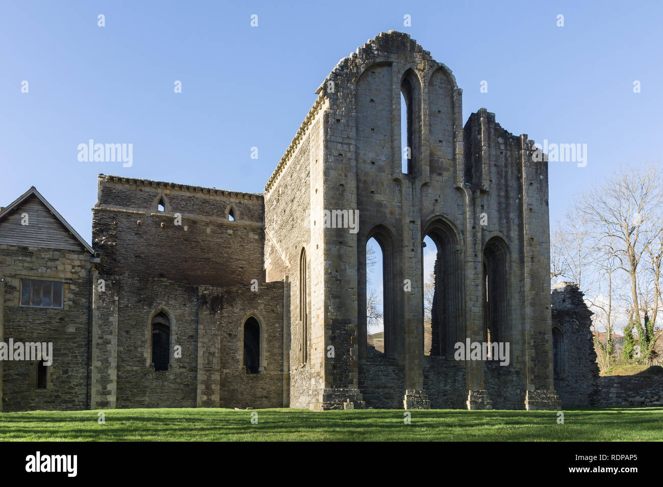 Valle Crucis Abbey è stata fondata nel 1201 come un monastero cistercense e chiuso nel 1537. Le rovine sono un prominente punto di riferimento nella Vale of Llangollen Foto Stock