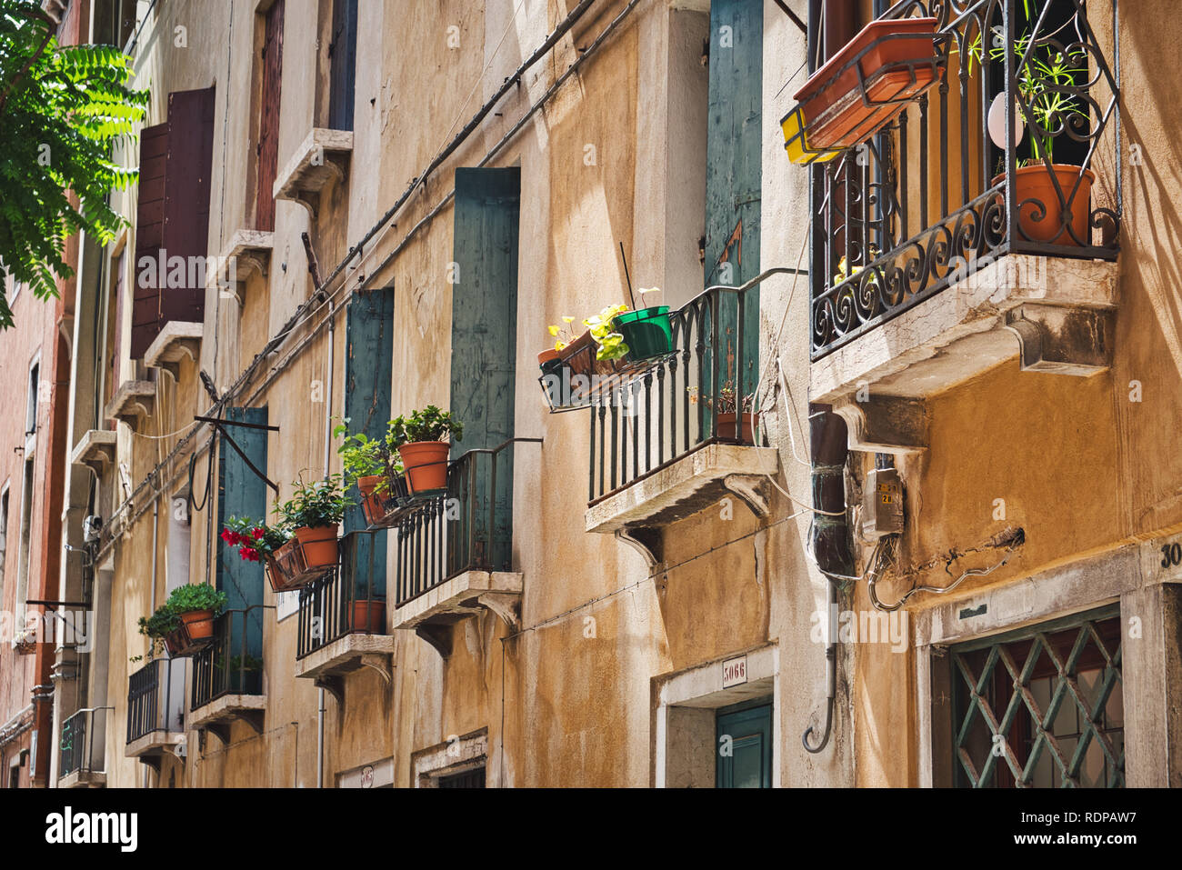 Foto di balconi e fiori su Venezia Italia Foto Stock
