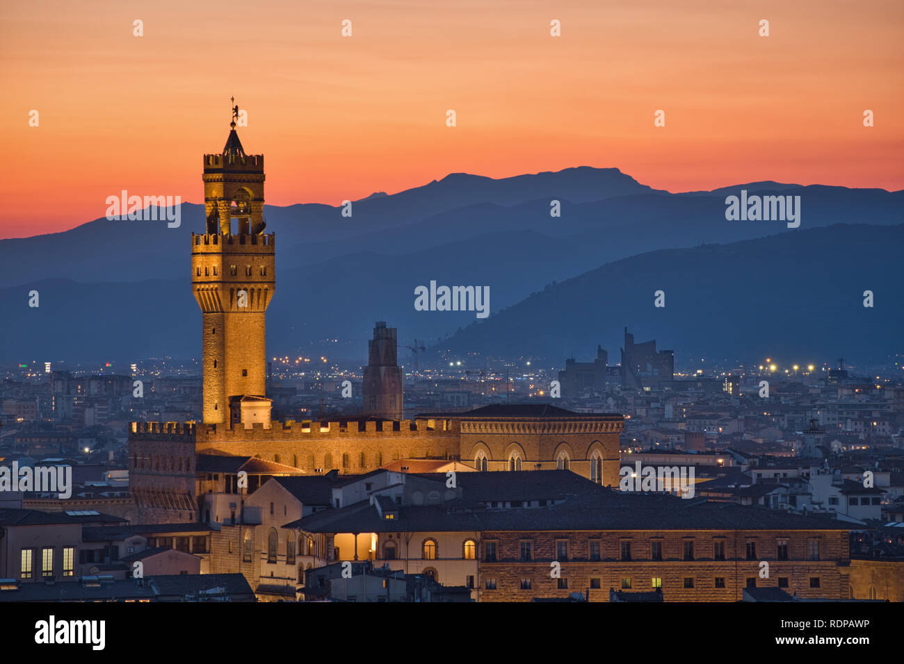 Foto del Palazzo Vecchio al tramonto e luci Foto Stock