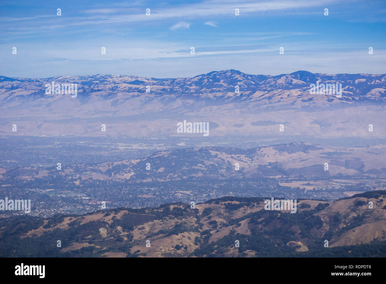 Vista verso sud San Jose dalla sommità del monte Umunhum, Santa Cruz Mountains; gamma di Diablo e Mt Hamilton (picco massimo in SF bay area) può essere visto o Foto Stock