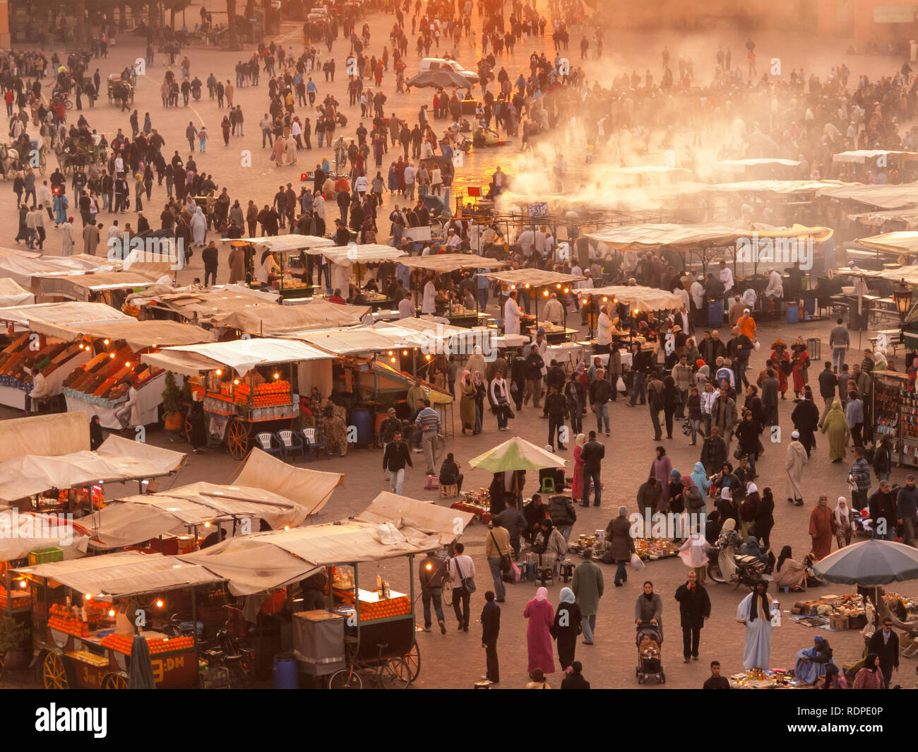 Marrakech le bancarelle del mercato e le spie illuminate di notte visto dal di sopra Foto Stock