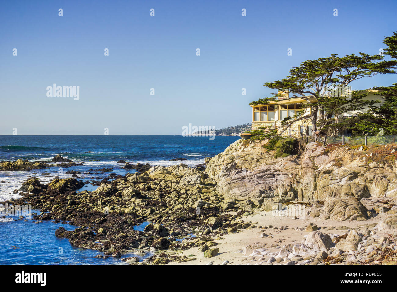 Case costruire sulle scogliere sull'Oceano Pacifico, Carmelo-per-il-mare, della penisola di Monterey in California Foto Stock