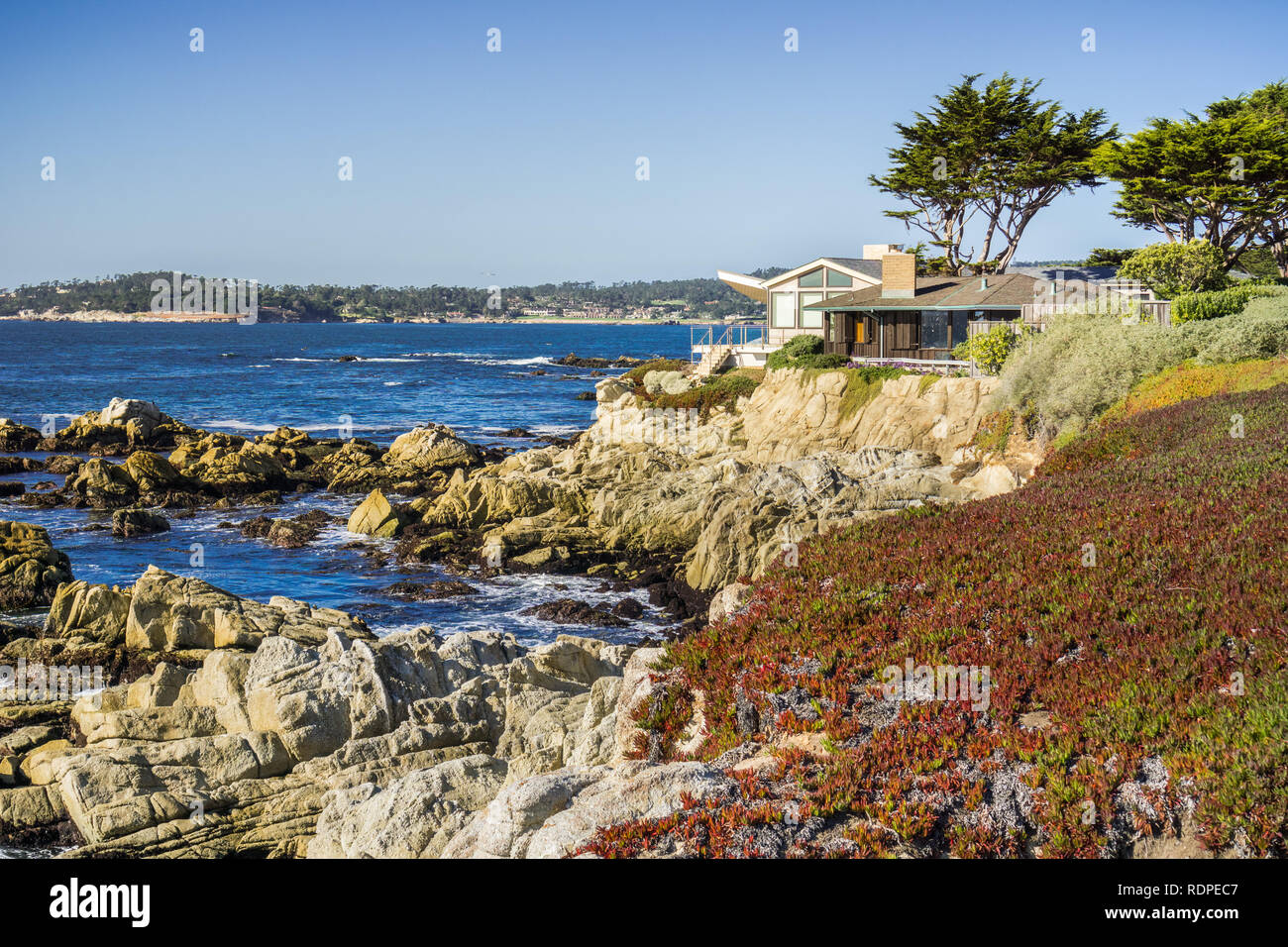Case costruire sulle scogliere sull'Oceano Pacifico, Carmelo-per-il-mare, della penisola di Monterey in California Foto Stock