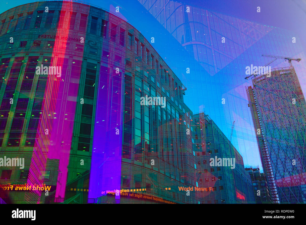 Colorate riflessioni artistiche di Canary Wharf Foto Stock