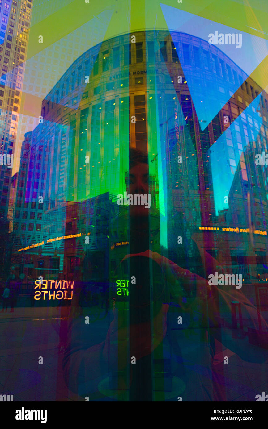 Colorate riflessioni artistiche di Canary Wharf Foto Stock