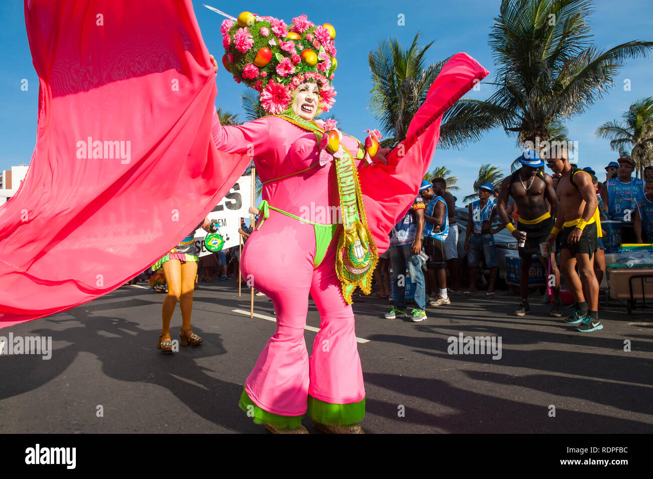 RIO DE JANEIRO - Febbraio 11, 2017: un uomo brasiliano in fiammeggiante  costume rosa danze per gli spettatori in un carnevale street party in  Ipanema Foto stock - Alamy