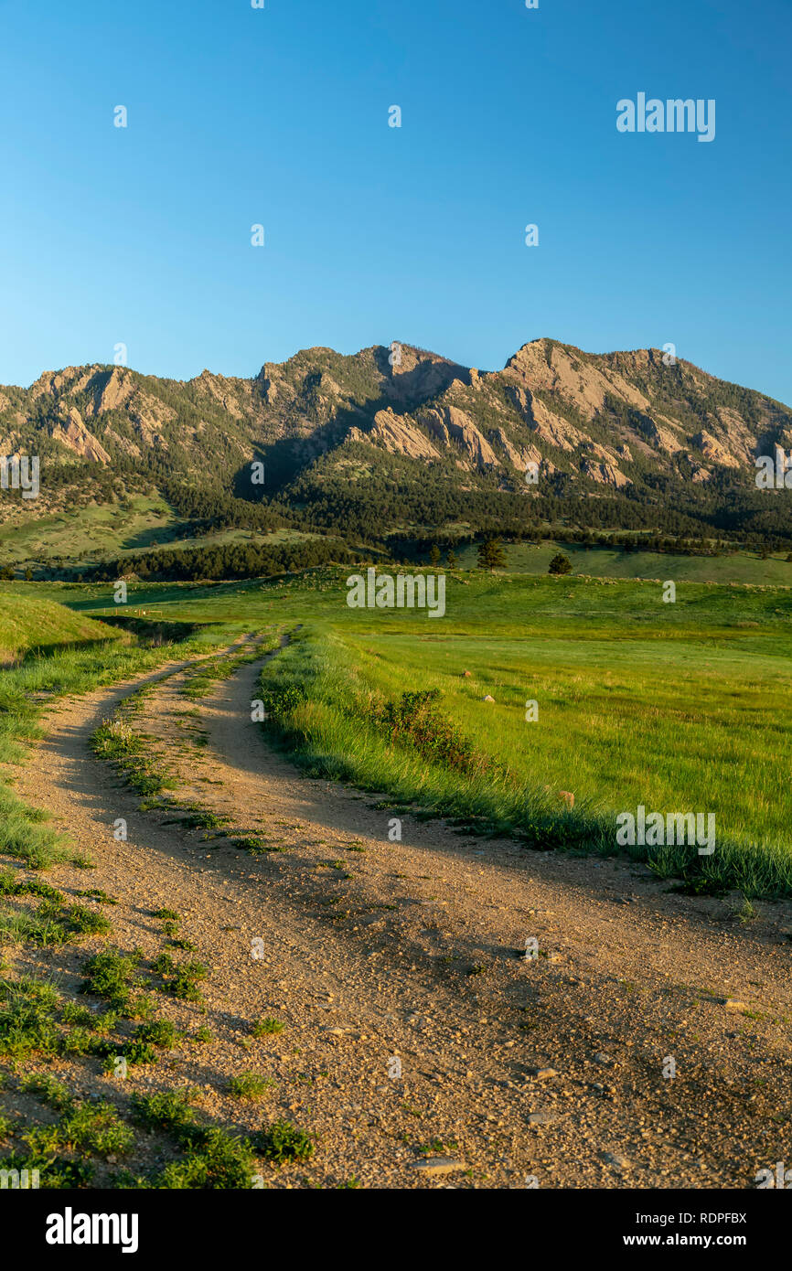 Sentiero e Flatirons, Boulder, Colorado, STATI UNITI D'AMERICA Foto Stock