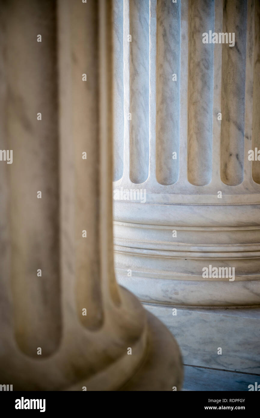 Abstract close-up del neoclassico in marmo bianco colonne scanalate all'ingresso della Suprema Corte edificio in Washington DC Foto Stock