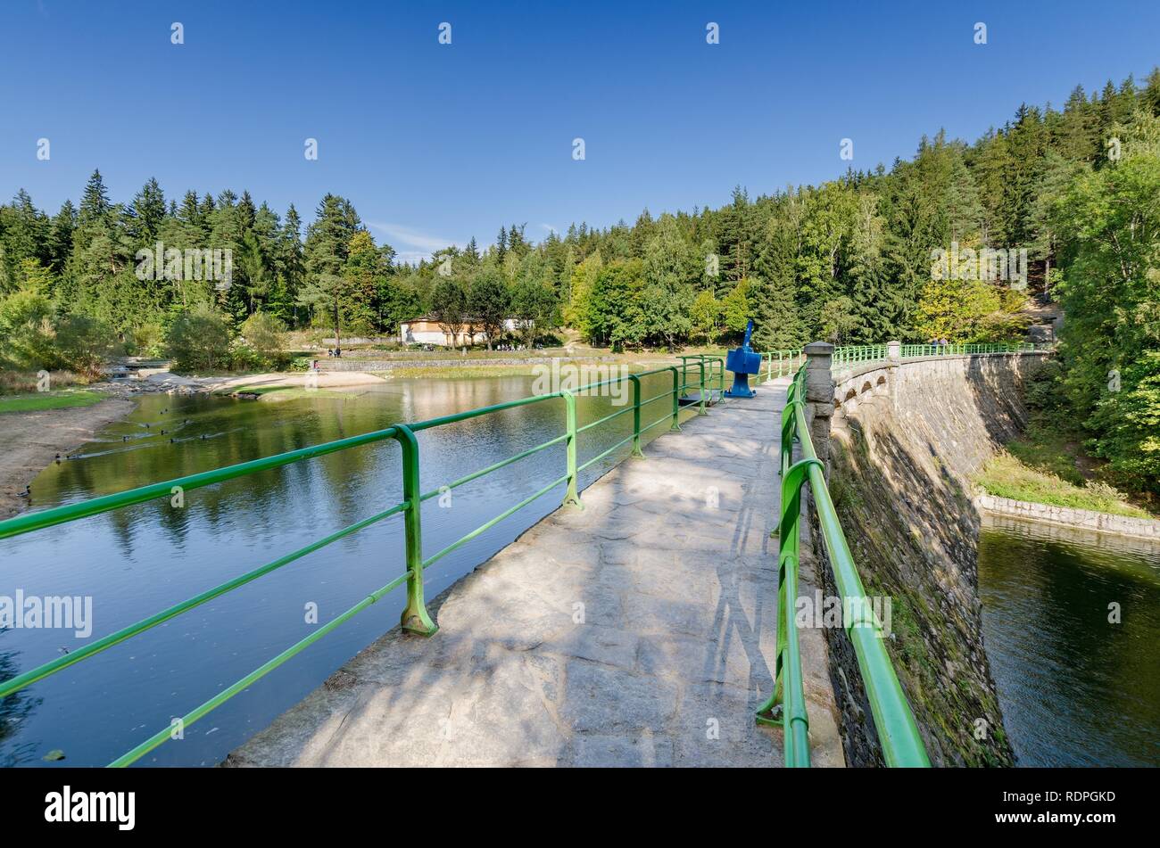 KARPACZ, Bassa Slesia Provincia / Polonia - 28 settembre 2018: Lomnica diga sul fiume. Foto Stock