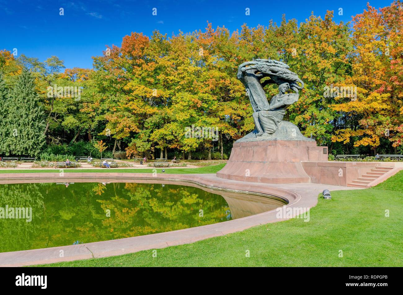 Varsavia, MAZOVIAN PROVINCIA / Polonia - 11 ottobre 2018: Frederic Chopin statua (da Waclaw Szymanowski) situato a Rodano Royal Terme Park. Foto Stock