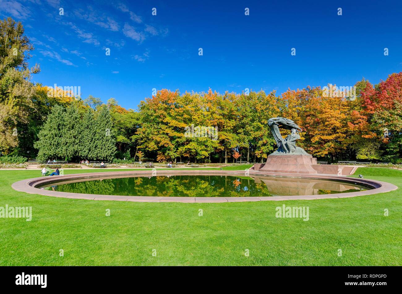 Varsavia, MAZOVIAN PROVINCIA / Polonia - 11 ottobre 2018: Frederic Chopin statua (da Waclaw Szymanowski) situato a Rodano Royal Terme Park. Foto Stock