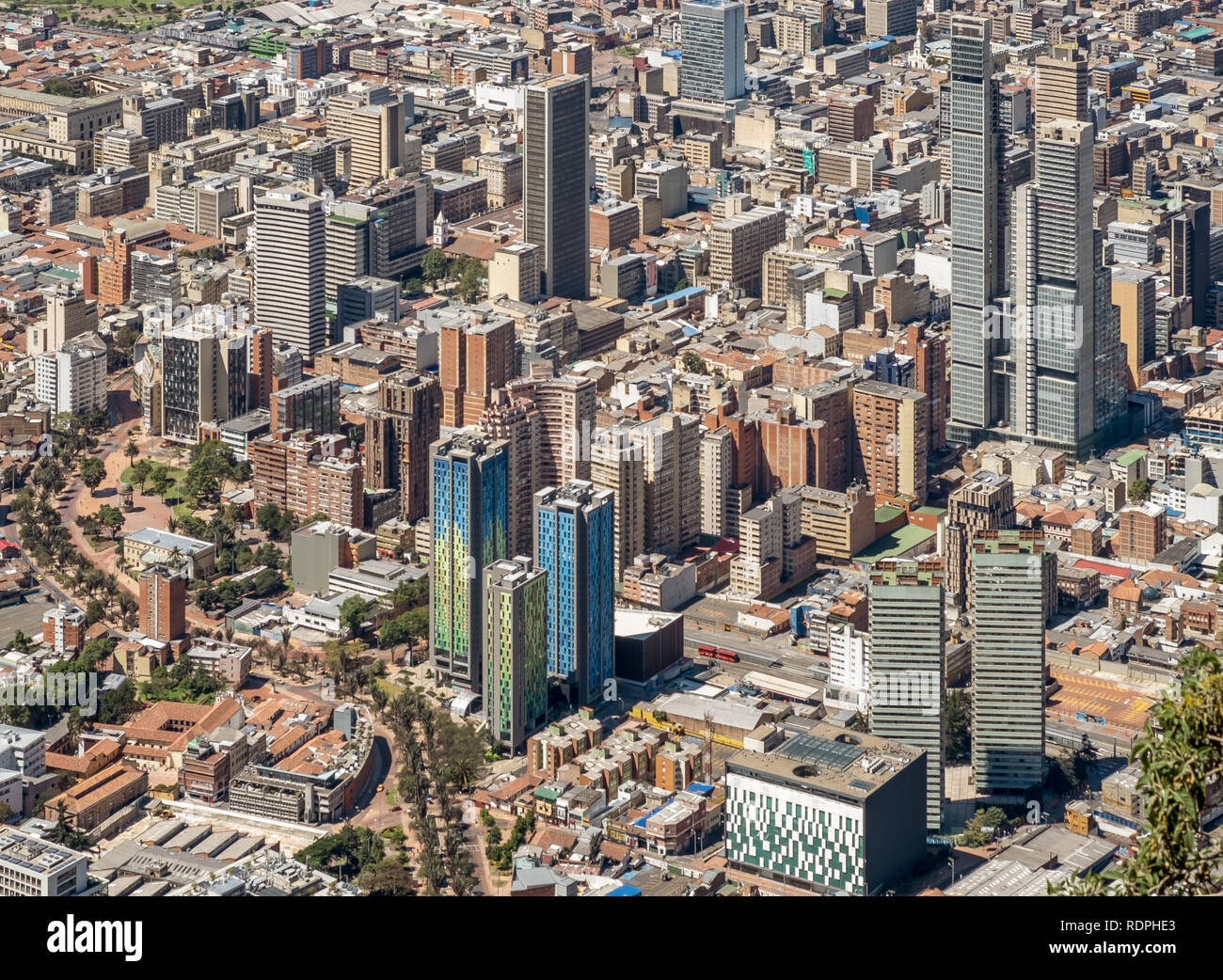 Quartiere degli affari della città di Bogotà, Colombia. Vista da Monserrate. Foto Stock