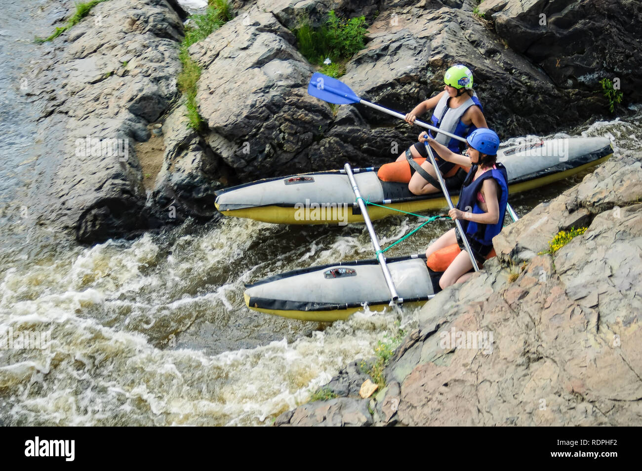 Beklenischevo, Russia - 12 Giugno 2005: il luogo con il fiume Iset corrente rapida, una cosiddetta soglia il Revun - Howler. Acqua sportivi in thres Foto Stock