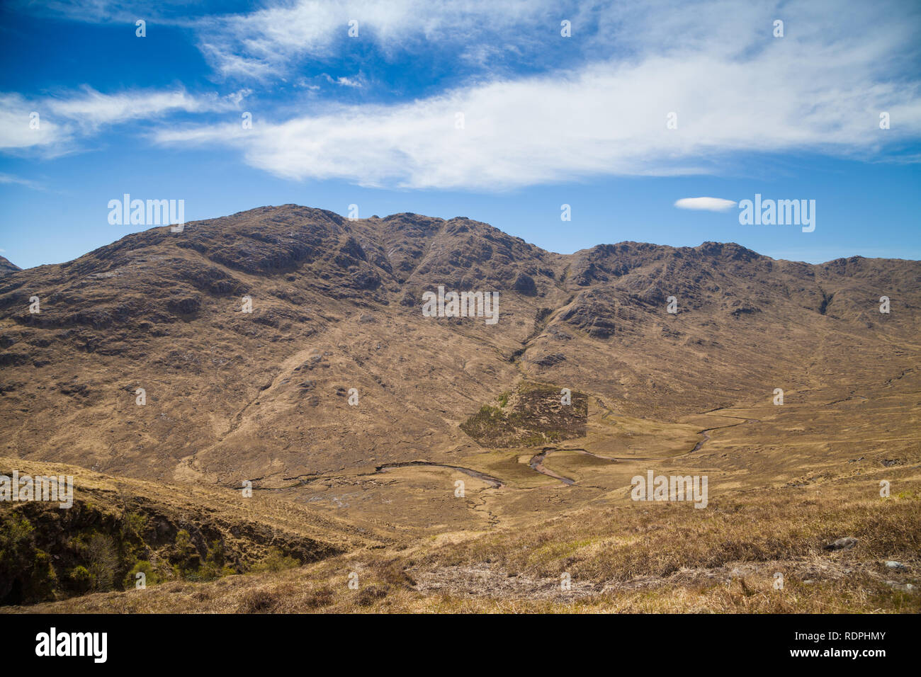 Guardando verso il Corbett Druim Tarsuinn nelle Highlands scozzesi vicino a Glenfinnan. Foto Stock