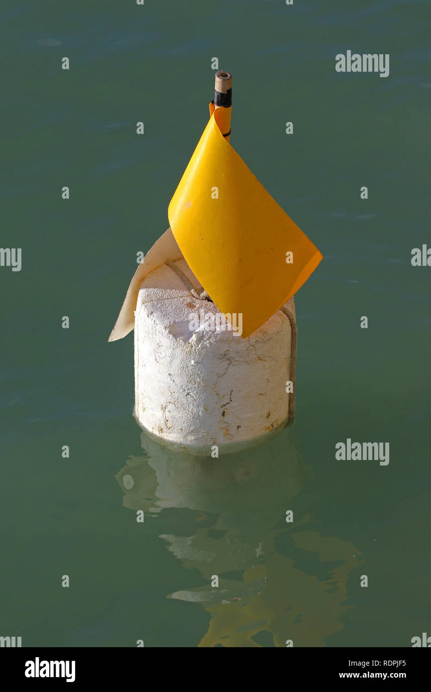 La pesca di vongole marcatore flag su un polistirene galleggiante nel mare Adriatico nel porto o nel porto di Numana vicino ad Ancona in Italia a Natale Foto Stock