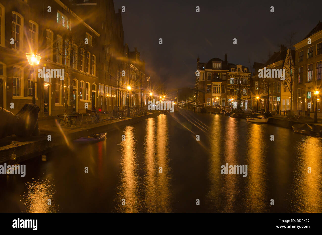 Leiden, Paesi Bassi, 7 Gennaio 2019: vista notturna di vecchio Reno/canal, foderato con piccole imbarcazioni e case storiche e lanterne Foto Stock