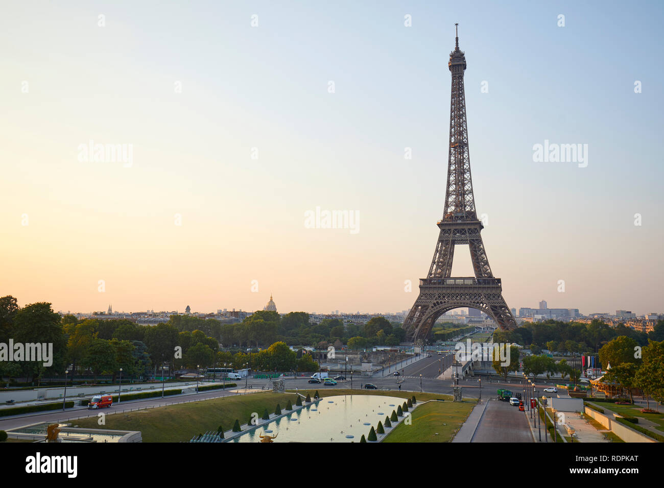 Torre Eiffel vista dal Trocadero, nessuno in una chiara mattina d'estate a Parigi, Francia Foto Stock