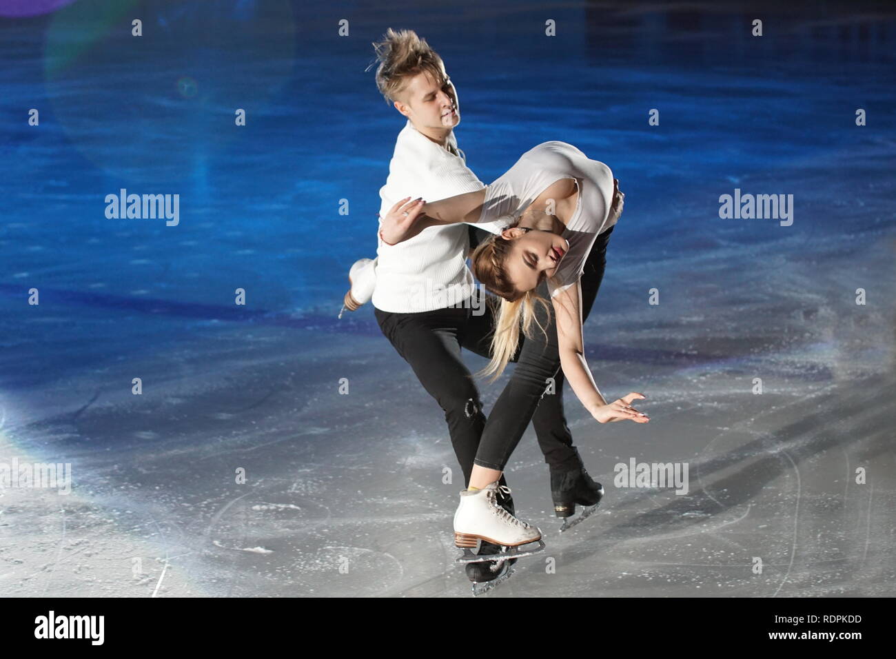 La figura pattinare coppia danza su ghiaccio Foto Stock