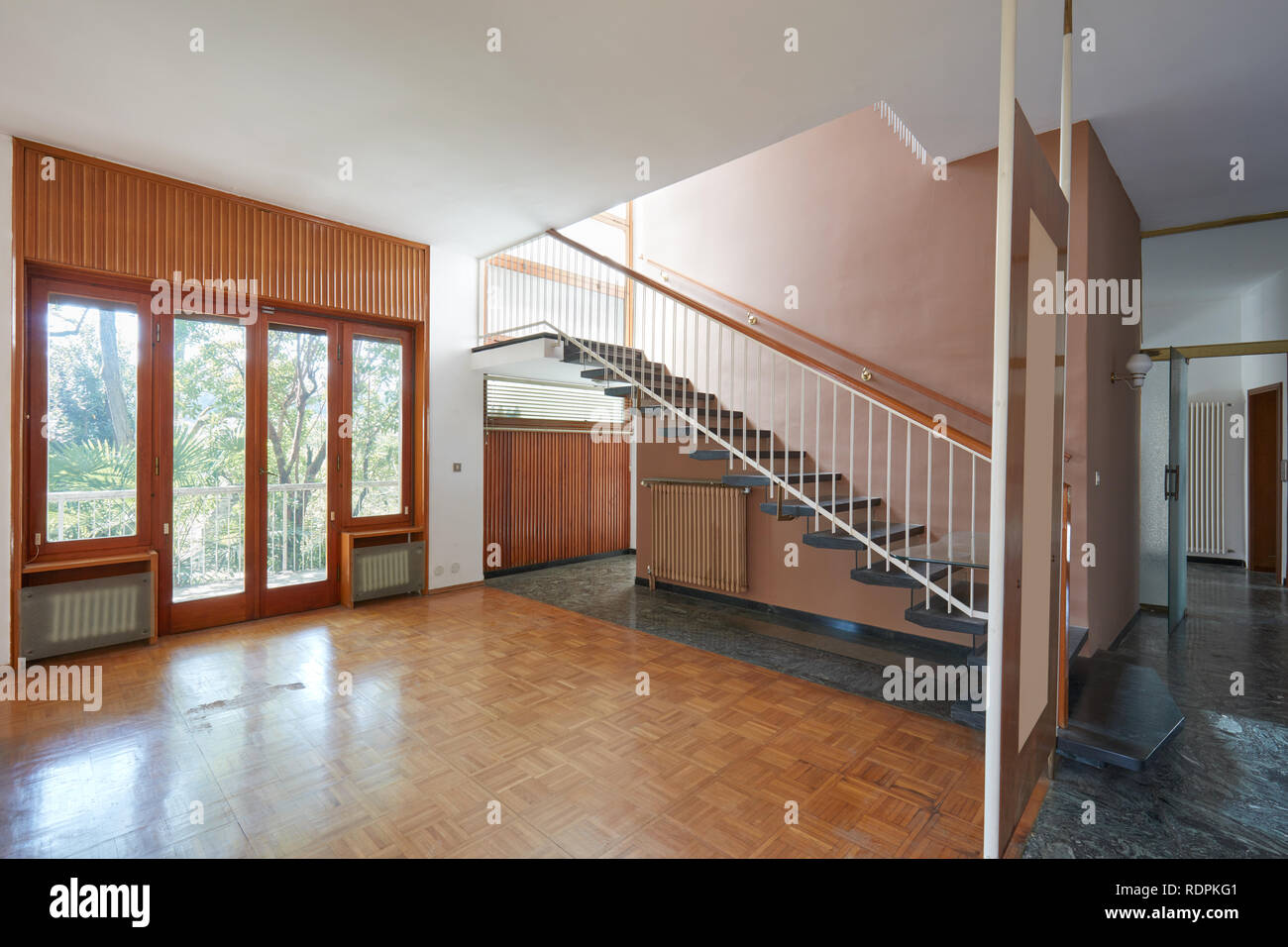 Svuotare soggiorno con scala interno dell appartamento in casa vecchia Foto Stock