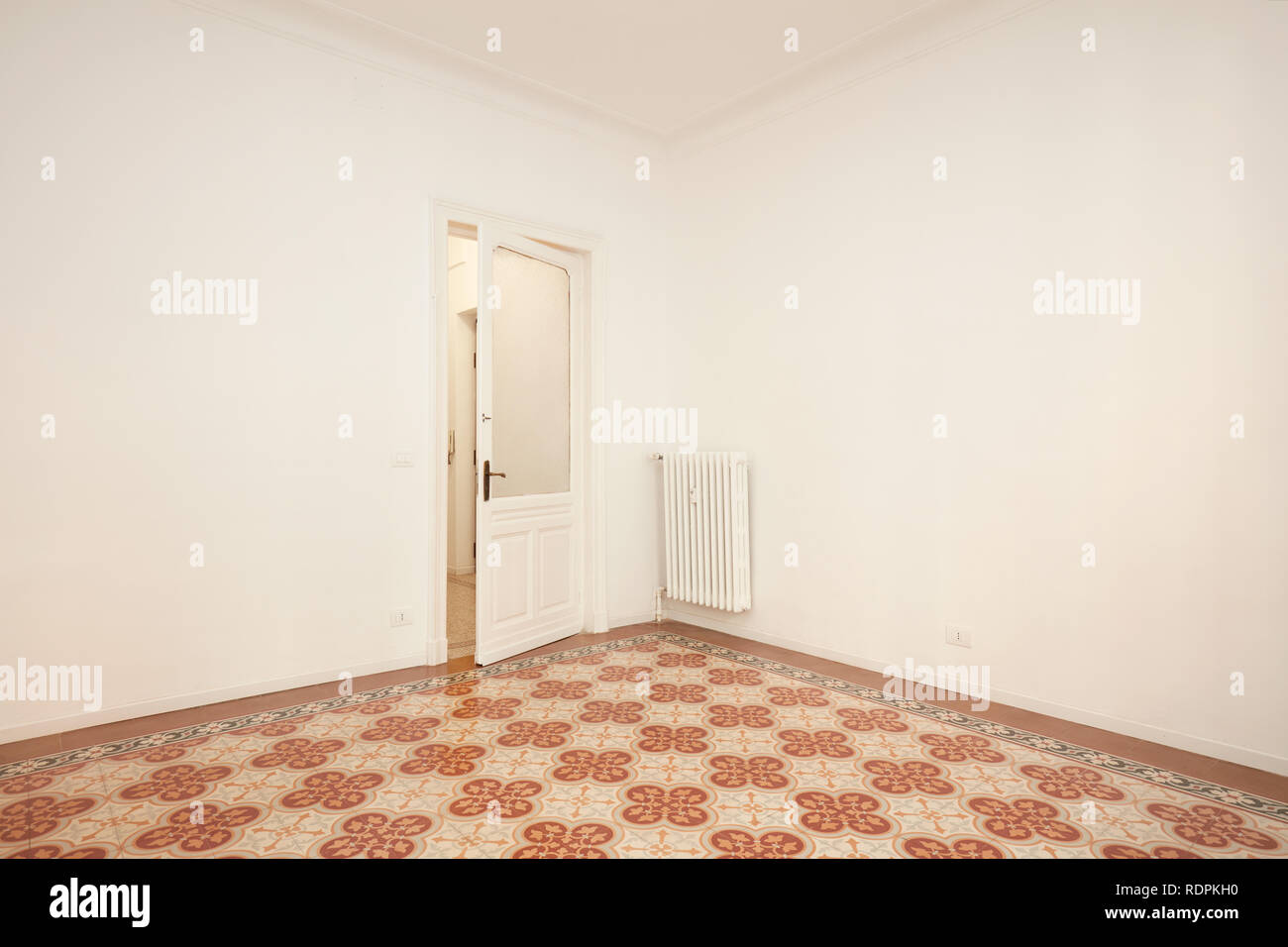 Sala bianca decorata con pavimento e aprire lo sportello in appartamento ristrutturato Foto Stock