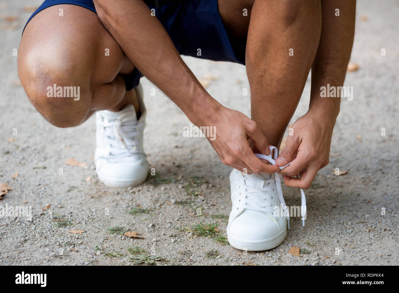 Laccio di legatura scarpe passalacci runner giovane uomo pronto acceso jogging sport fitness training outdoor Foto Stock