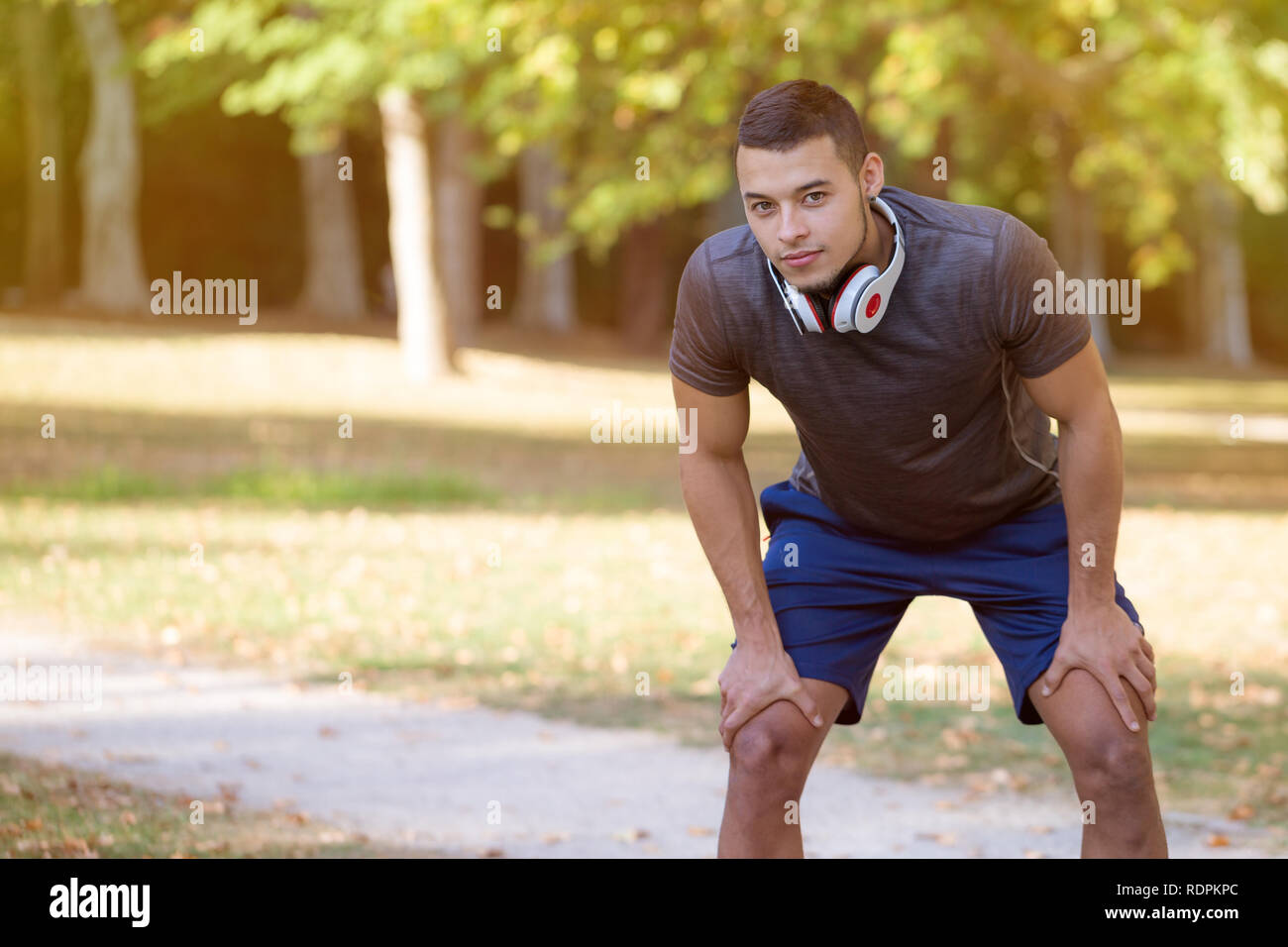 Giovane uomo latino runner acceso jogging copyspace spazio copia di formazione sportiva allenamento fitness all'aperto Foto Stock