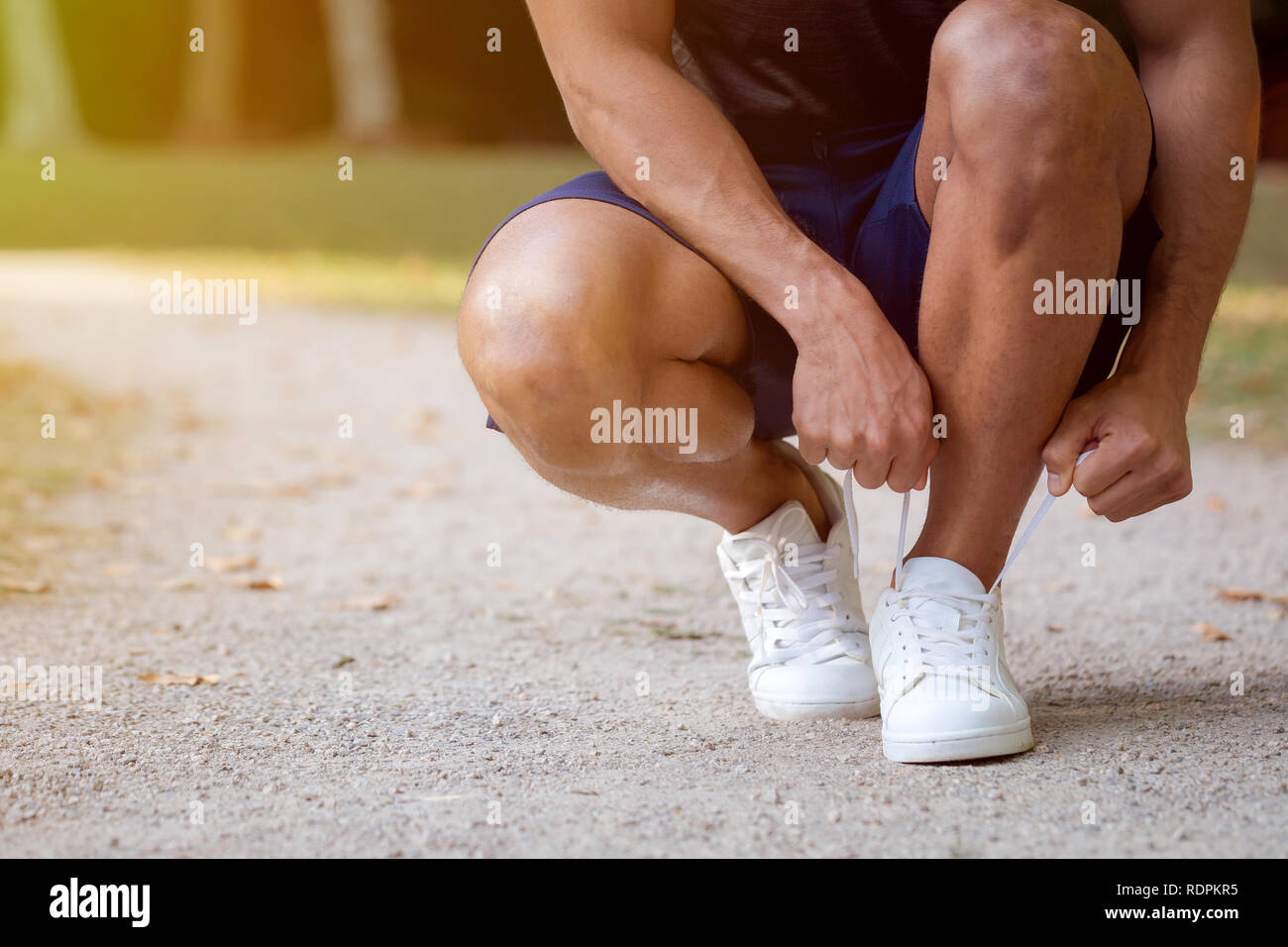 Laccio di legatura scarpe passalacci runner giovane uomo pronto copyspace spazio copia in esecuzione jogging sport fitness training outdoor Foto Stock