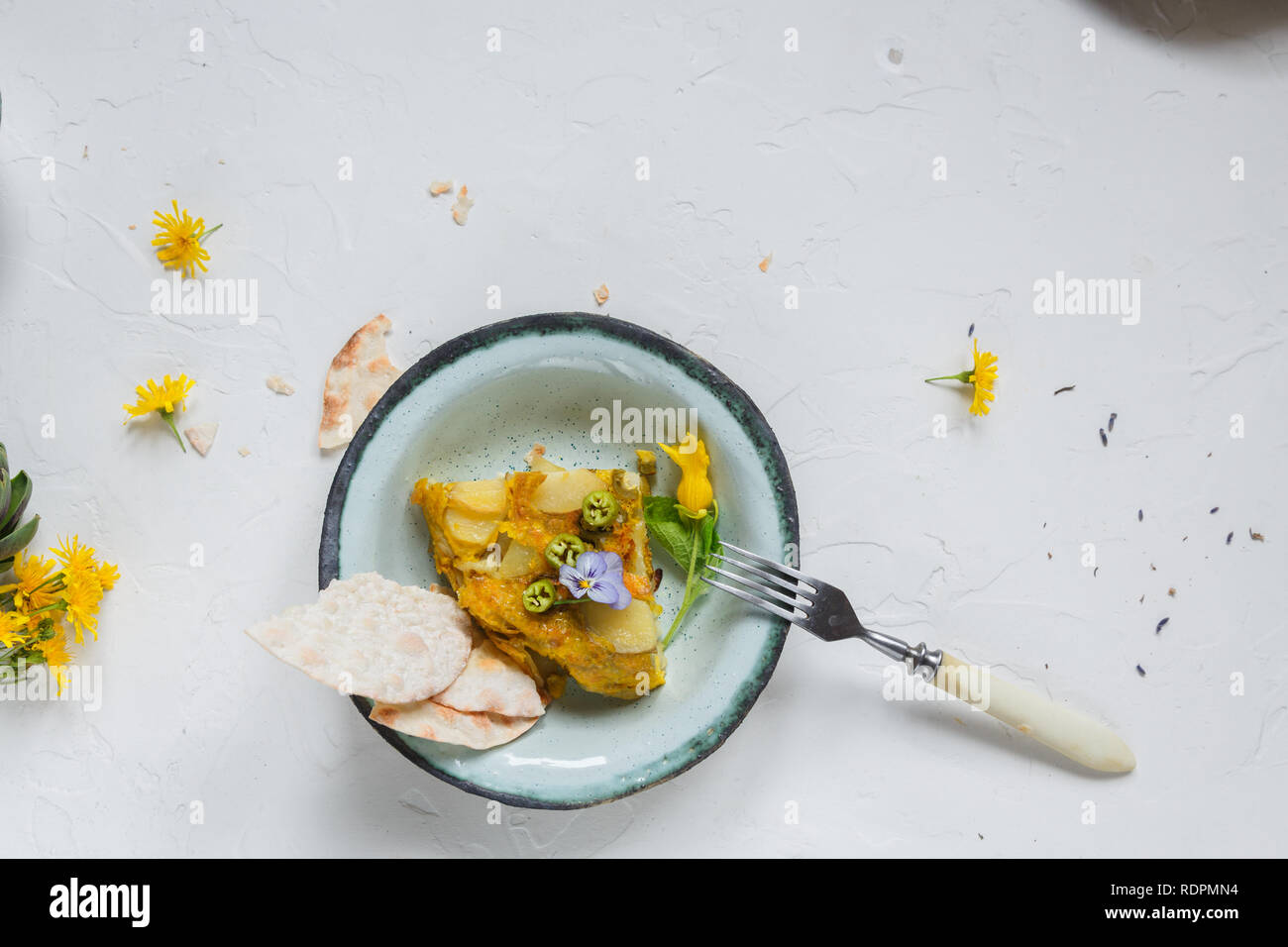 Lo spagnolo frittata di patate tortilla su sfondo bianco, copyspace. Vista superiore Foto Stock