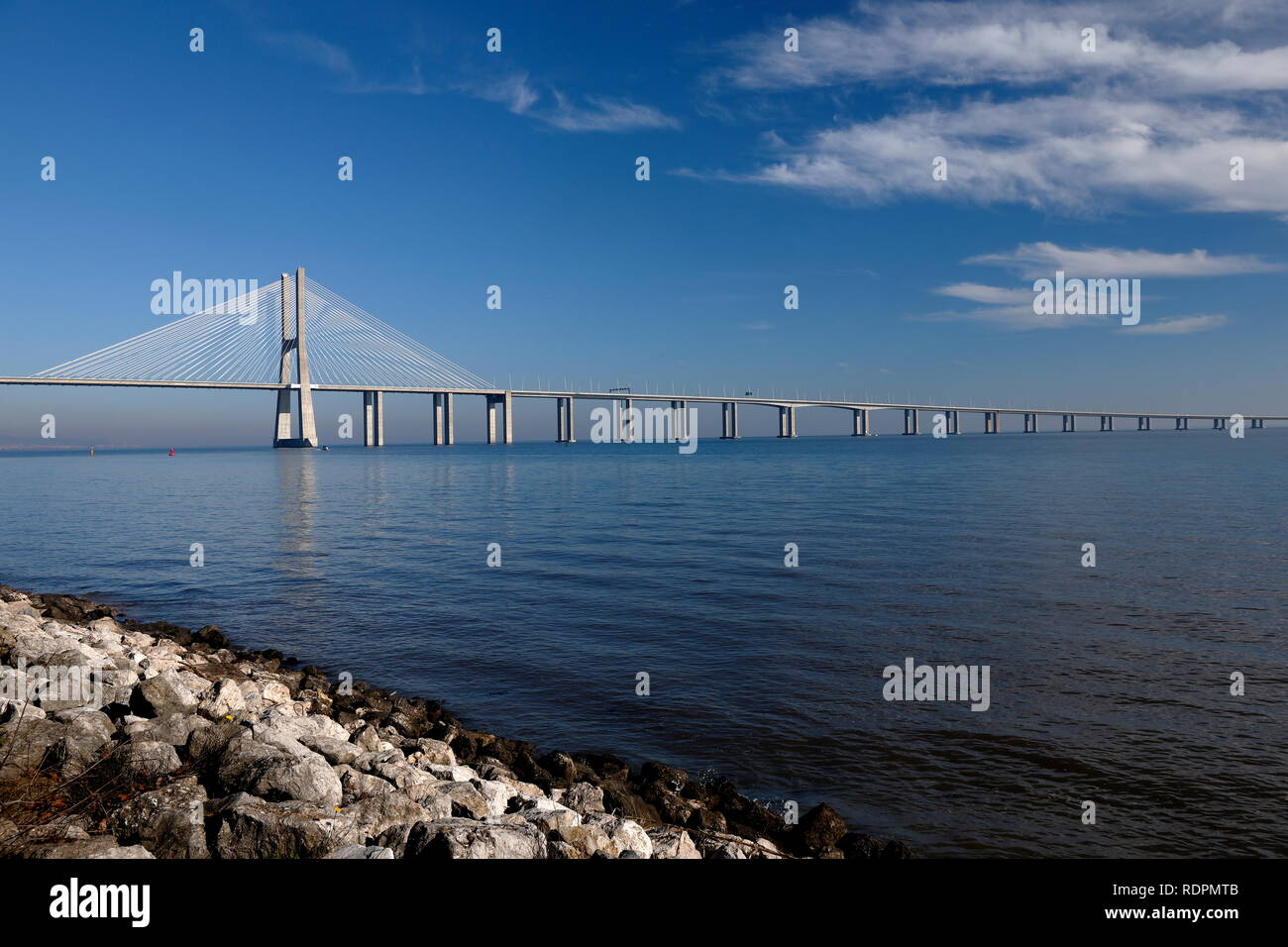 Il Ponte Vasco da Gama è un cavo-alloggiato bridge affiancato da viadotti e rangeviews che attraversa il fiume Tago a Lisbona, Portogallo. Foto Stock