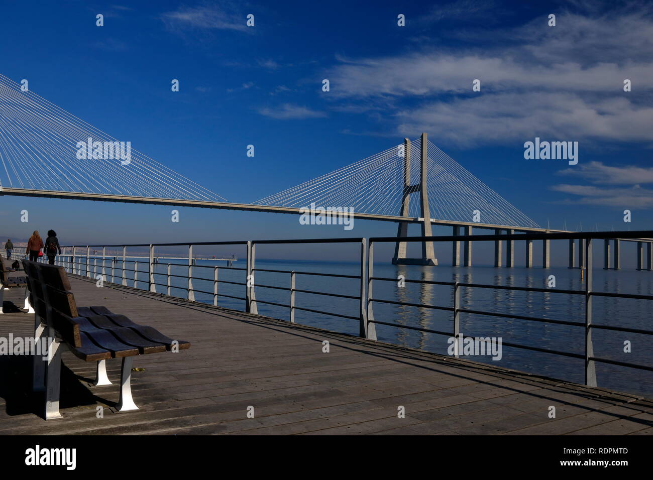 Il Ponte Vasco da Gama è un cavo-alloggiato bridge affiancato da viadotti e rangeviews che attraversa il fiume Tago a Lisbona, Portogallo. Foto Stock
