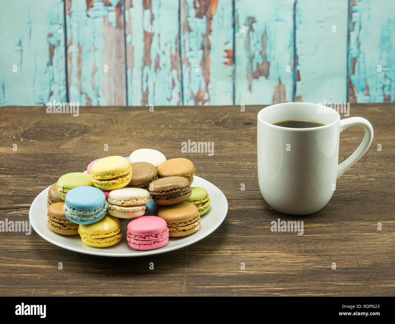 Piastra di amaretti francese accanto alla tazza bianca close up Foto Stock