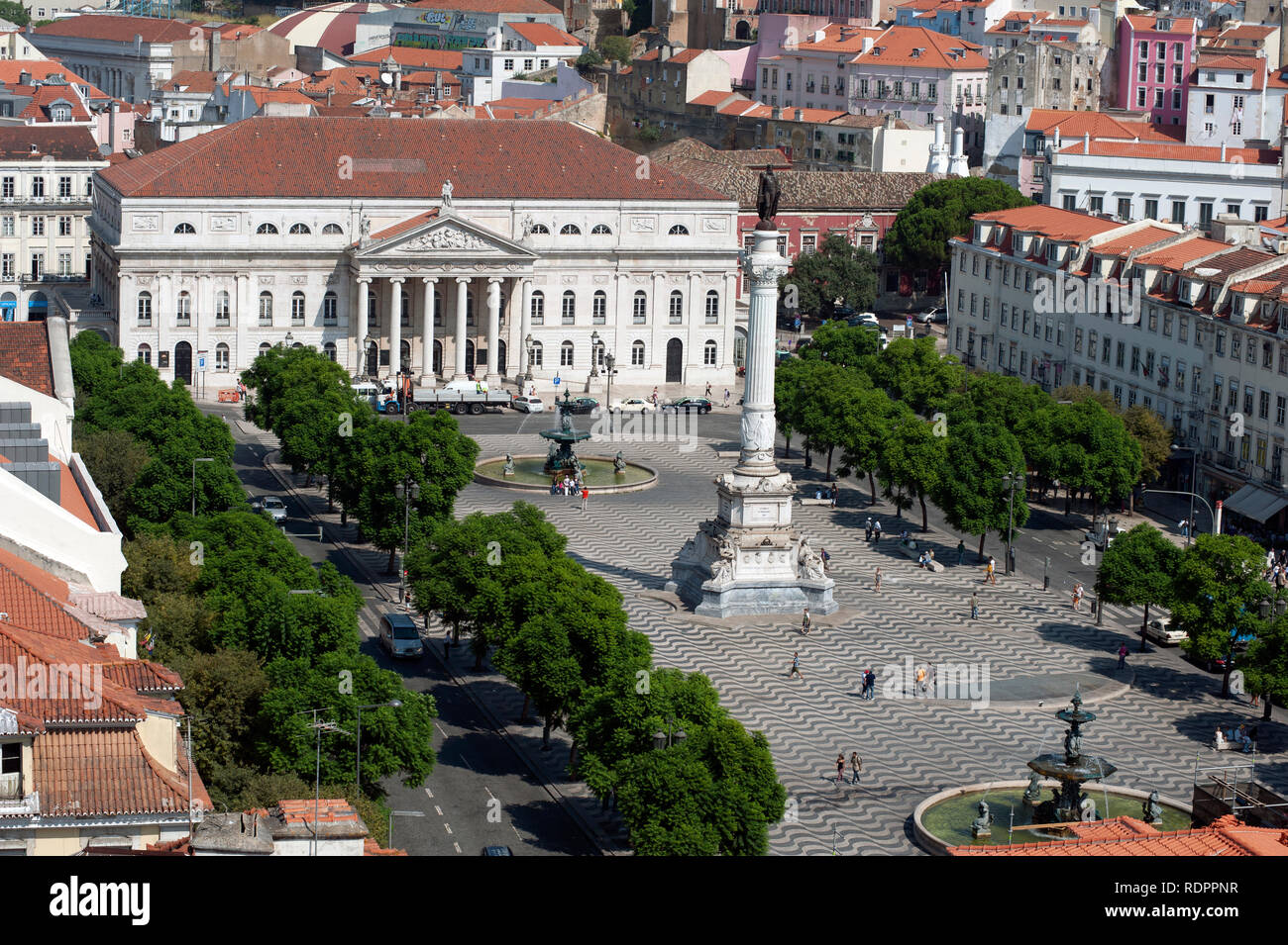 Vista generale della piazza Rossio, Teatro Nacional D. Maria II, Praça Dom Pedro IV, Lisbona, Portogallo, Europa Foto Stock