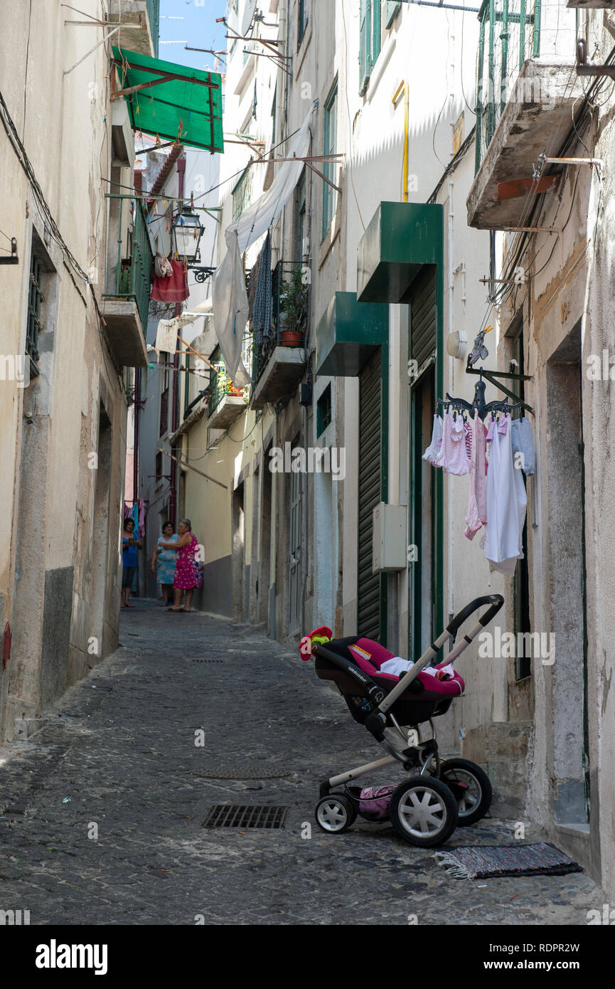 Donne locali a parlare nelle stradine di Alfama, Lisbona, Portogallo Foto Stock